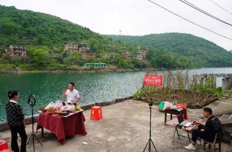 江西瑞昌市：村干部开直播 带动山乡土货“俏”起来