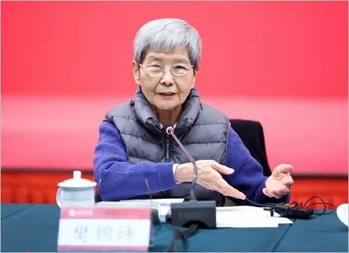2018年12月19日，获得“改革先锋”称号的樊锦诗在北京大学庆祝改革开放40周年座谈会上。