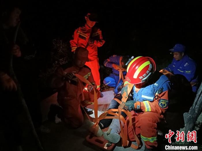 图为救援人员准备施救。 西安市公安局高新分局供图