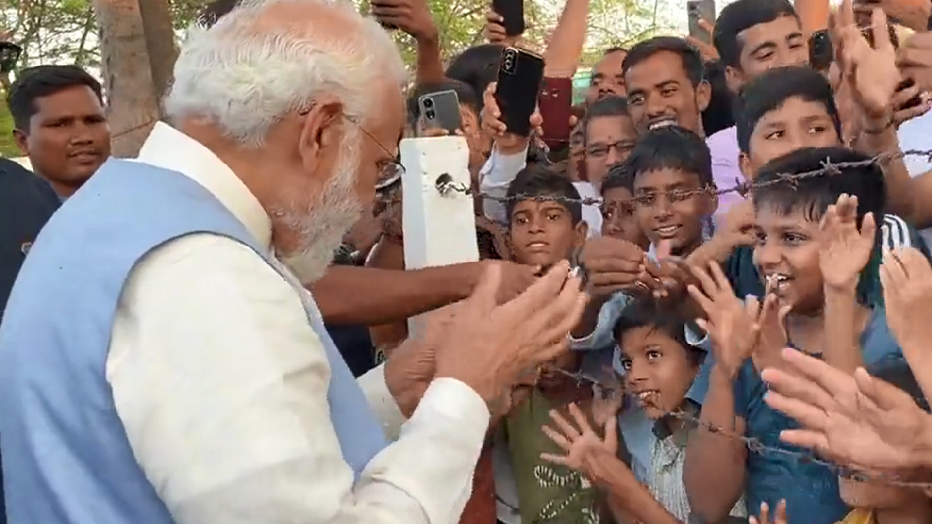莫迪隔着带刺铁丝网和印度儿童交谈，网友嘲讽：这些孩子仿佛来自巴基斯坦