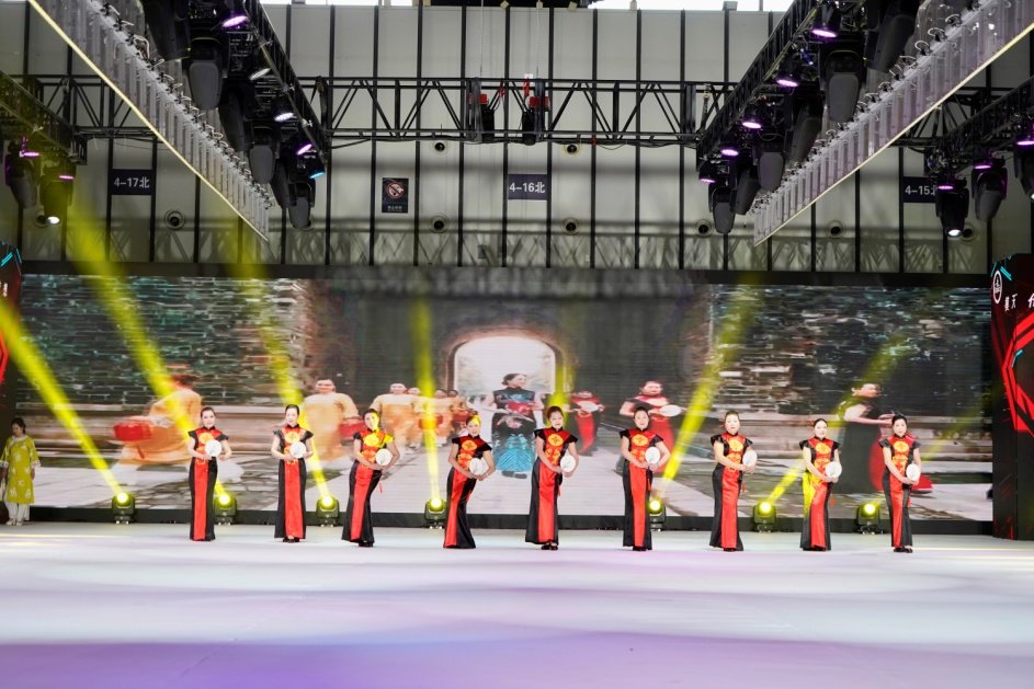 “苏派旗袍”像花儿一般,优雅不败