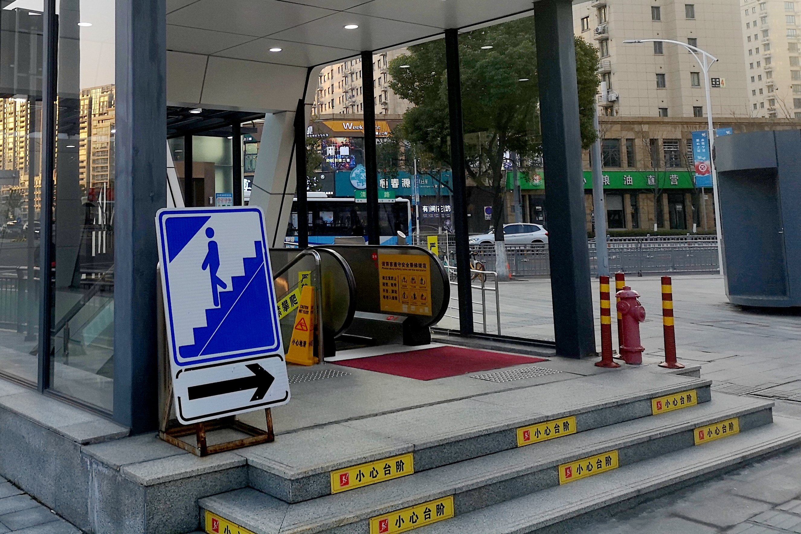 边走边咯噔的感觉不见了环城北路地道出入口台阶焕新上线