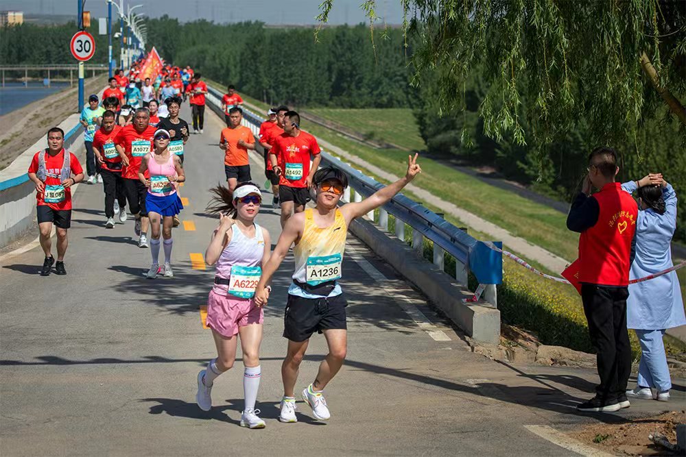 幸福情侣 快乐奔跑 李跃民摄