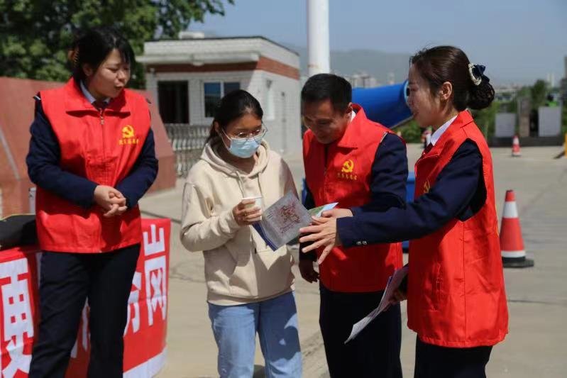 登封东收费站：擦亮假期保通“文明服务窗”