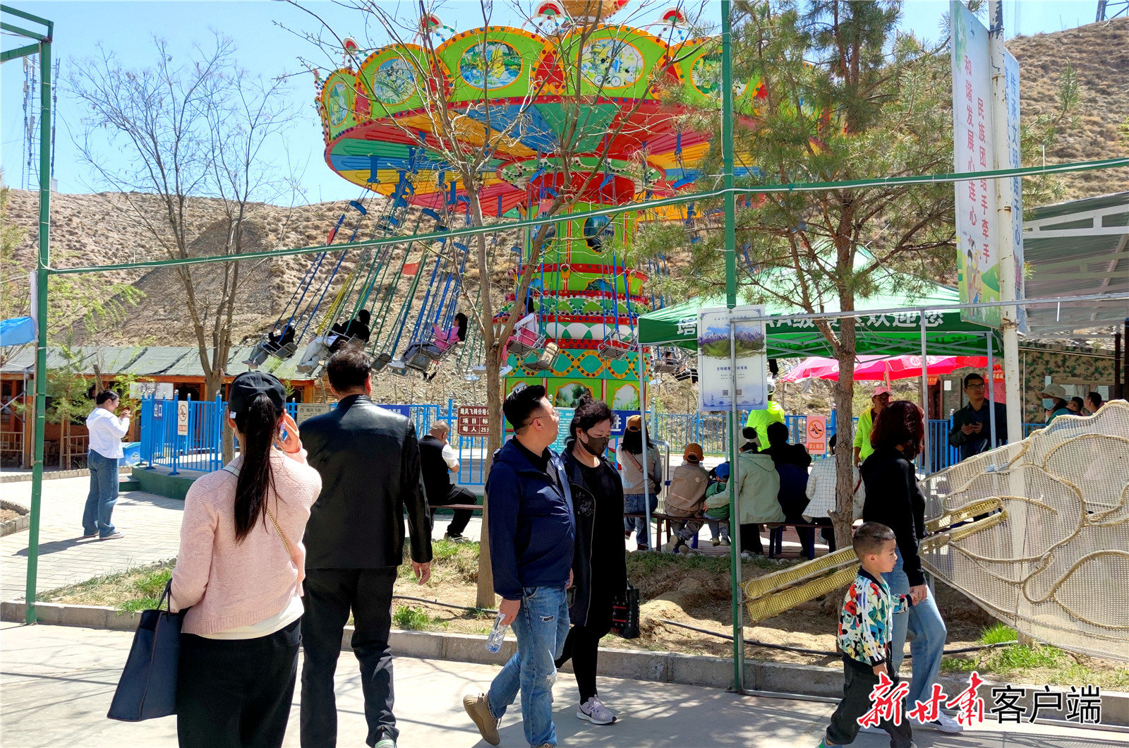 “五一”假期首日，人们踏春出游。