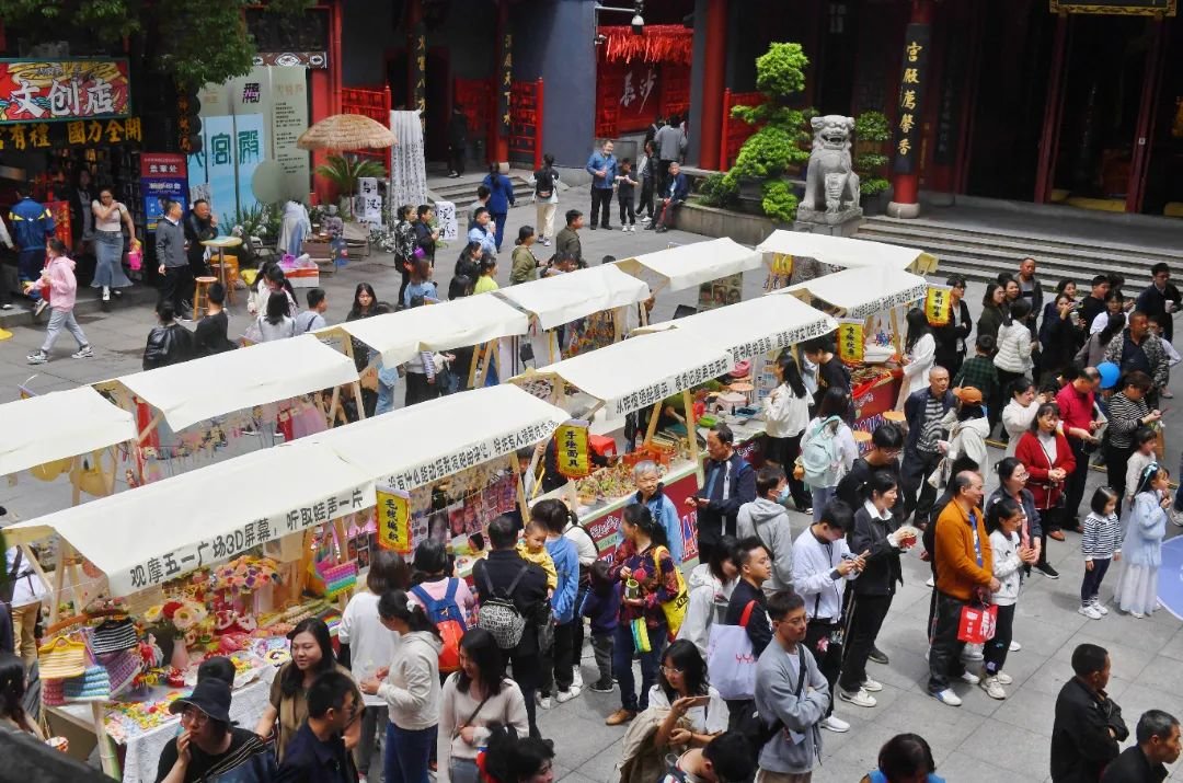 游客在长沙坡子街火宫殿逛庙会