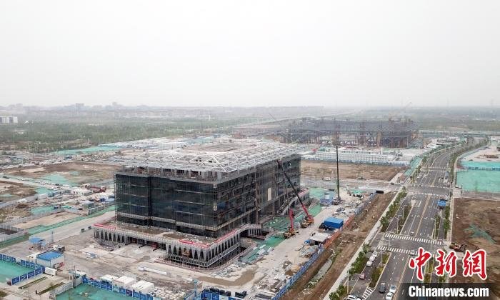 雄安新区大学园图书馆项目已经封顶,目前正在进行装饰装修工作。 韩冰 摄