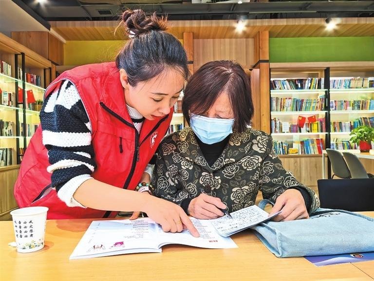 给老年人讲解反电诈知识