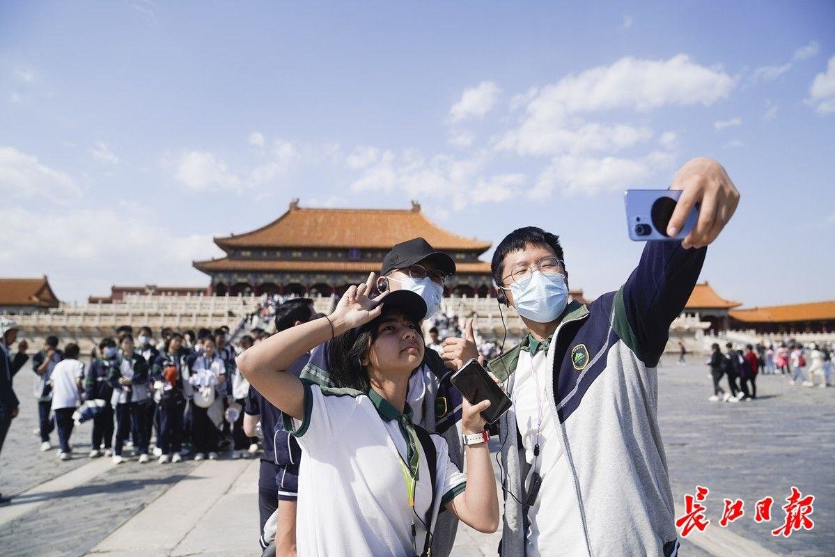 同学们游览故宫博物院。长江日报记者彭年 摄