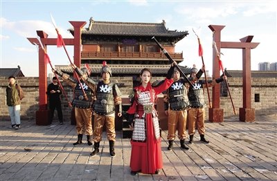 图为大型沉浸式互动演绎《花木兰·云中之战》在大同古城南城墙上演。大同日报记者 韩堃 摄