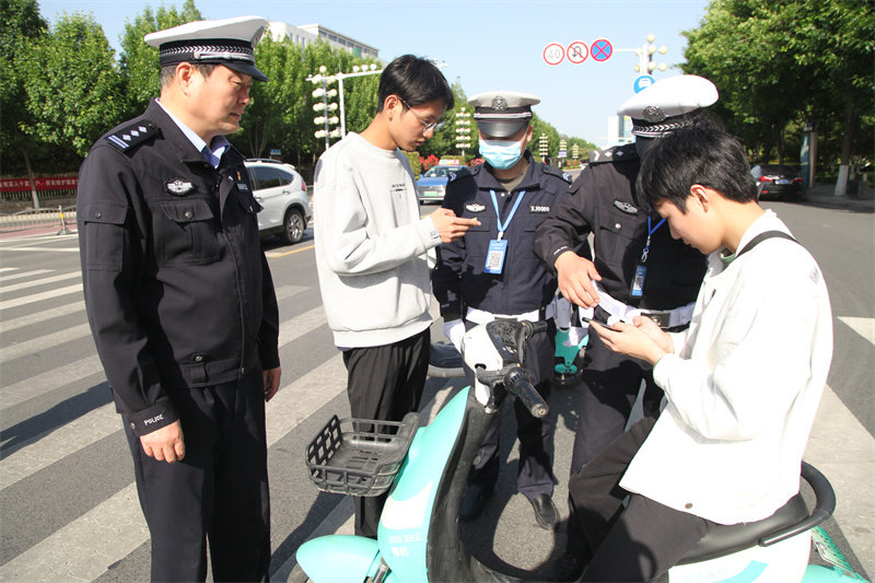 商丘市公安局交警支队领导督导检查“五一”假期交通安保工作