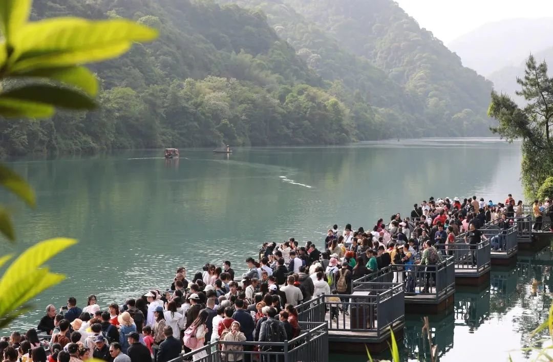 东江湖景区假日旅游火爆