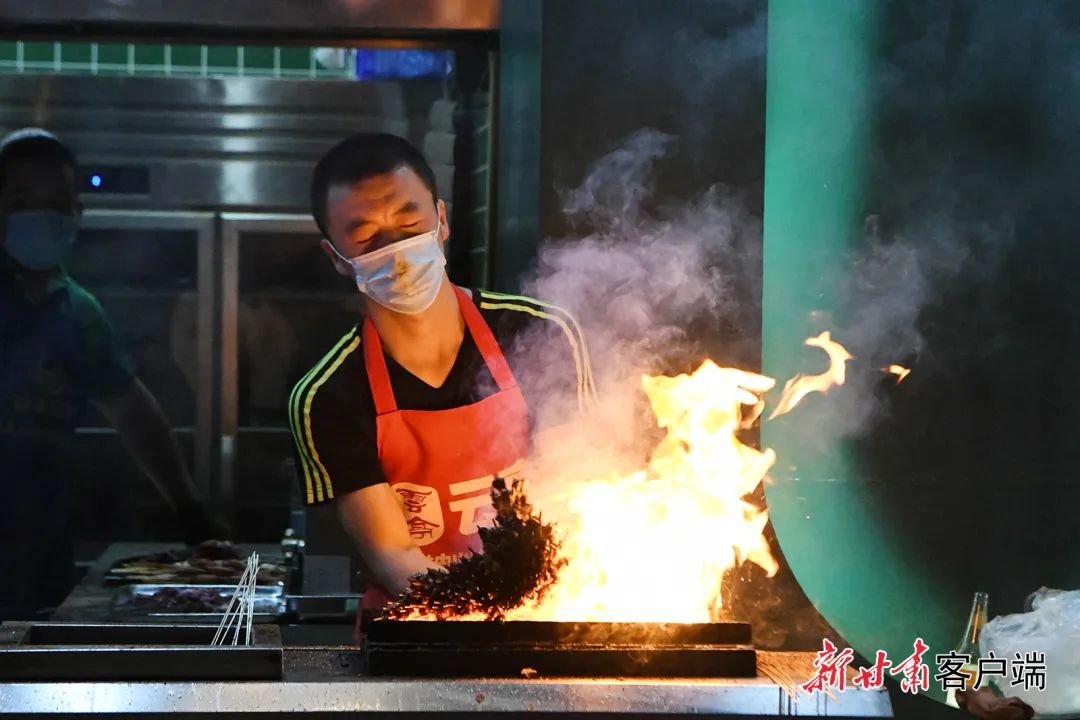 淄博撸串小饼卷肉 看看甘肃资深“烤”生在“卷”啥