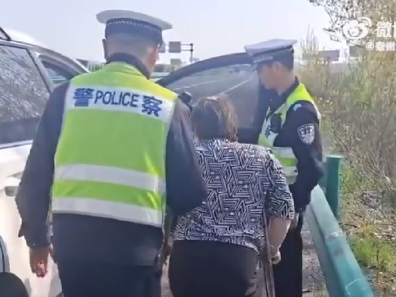 老人骑三轮车误入 亳州高速交警及时带离