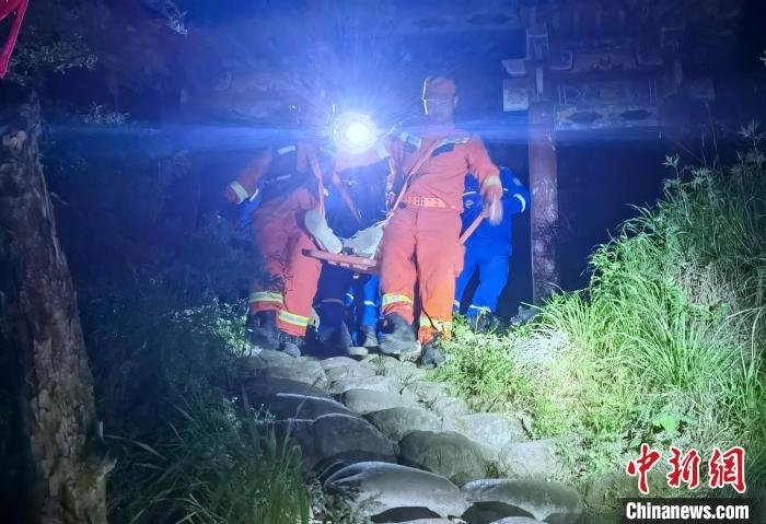 图为救援队员们抬担架下山。 西安市公安局高新分局供图