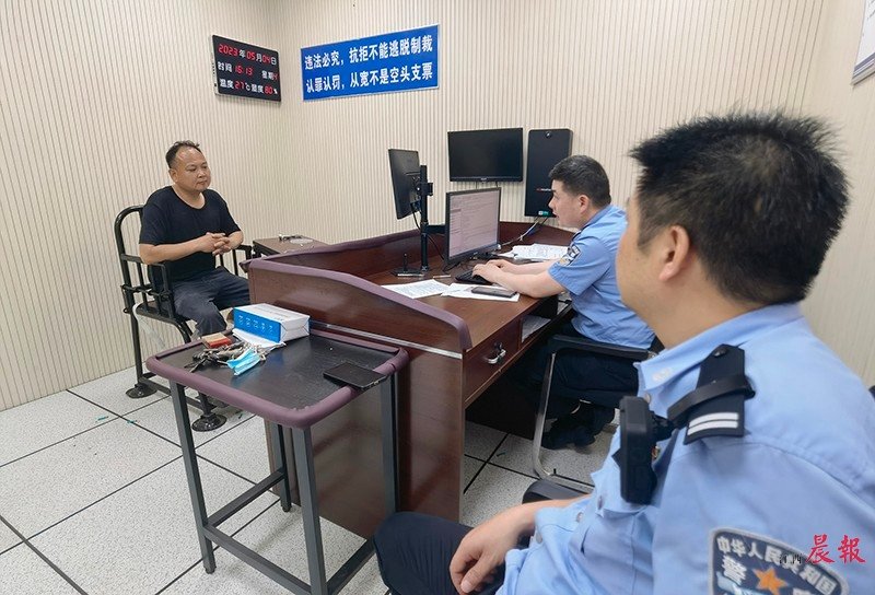 二手电动自行车店老板熊某正在接受交警问询。