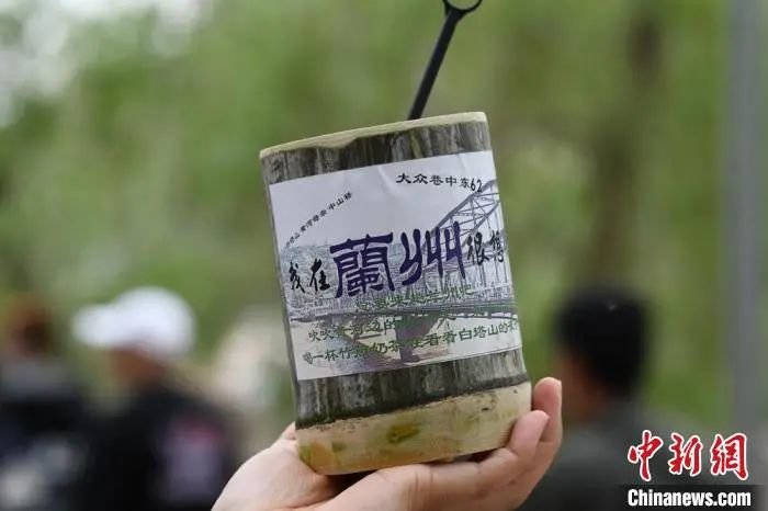 5月2日，游客来到兰州的著名景点“百年中山桥”打卡，感受“黄河第一桥”的魅力。图为竹筒奶茶。戴文昌 摄