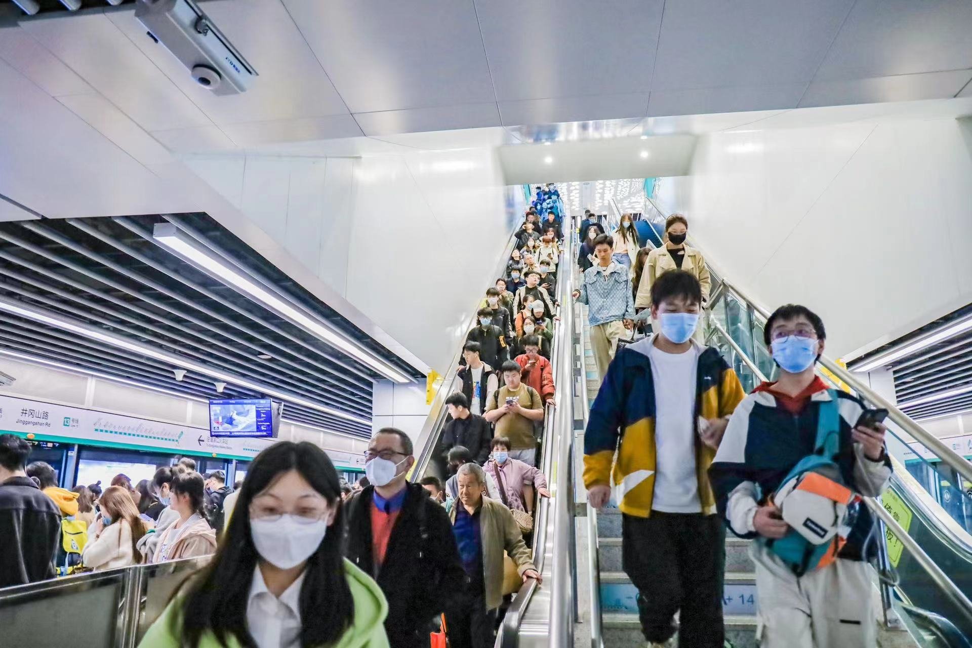 暑期公共交通客流逐步增加,错峰出行与文明乘车成关注重点