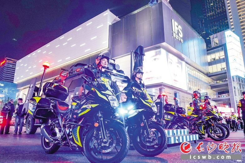 5月2日晚,五一商圈客流量依然不减。夜幕下,一群平均身高超过170厘米、又美又飒的女特警成了一道亮丽的风景线。长沙晚报全媒体 记者 周数邑 摄