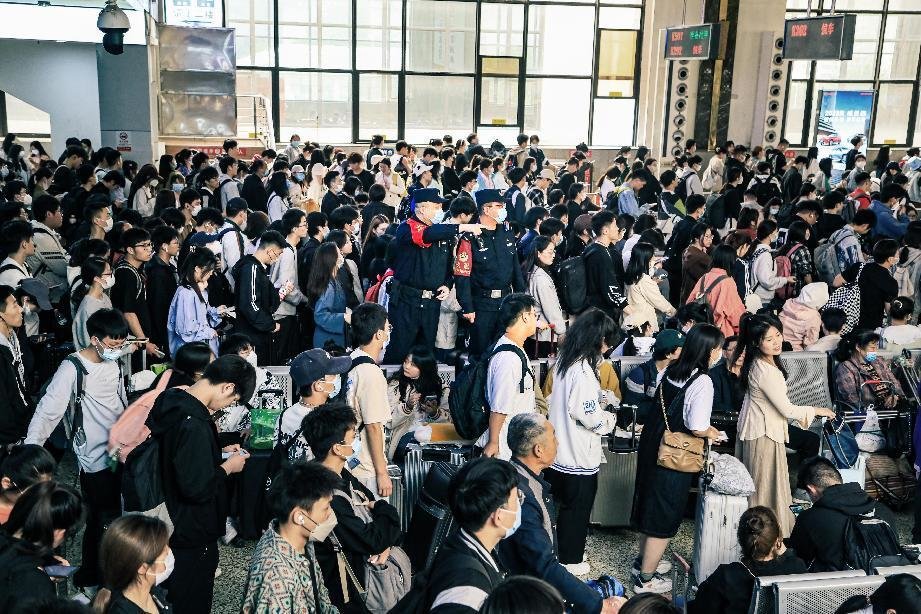 旅客候车区域，铁路民警正在现场维护大客流治安秩序。周延民 摄