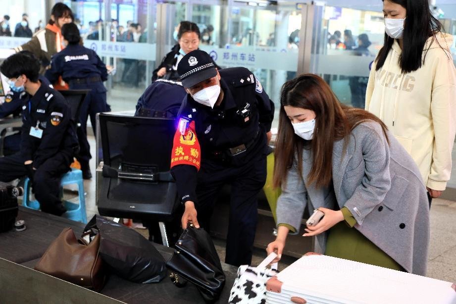 铁路民警正在开展易燃易爆等危险违禁品安全检查。周延民 摄