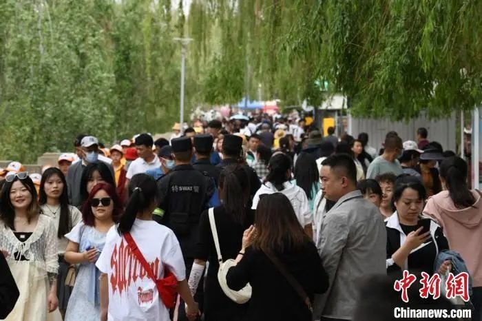 图为黄河岸边的游客来来往往络绎不绝 戴文昌 摄