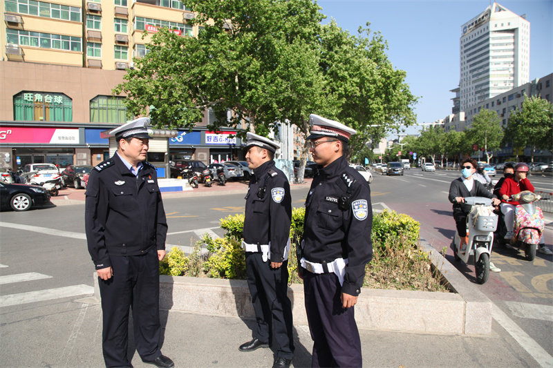 商丘市公安局交警支队领导督导检查“五一”假期交通安保工作