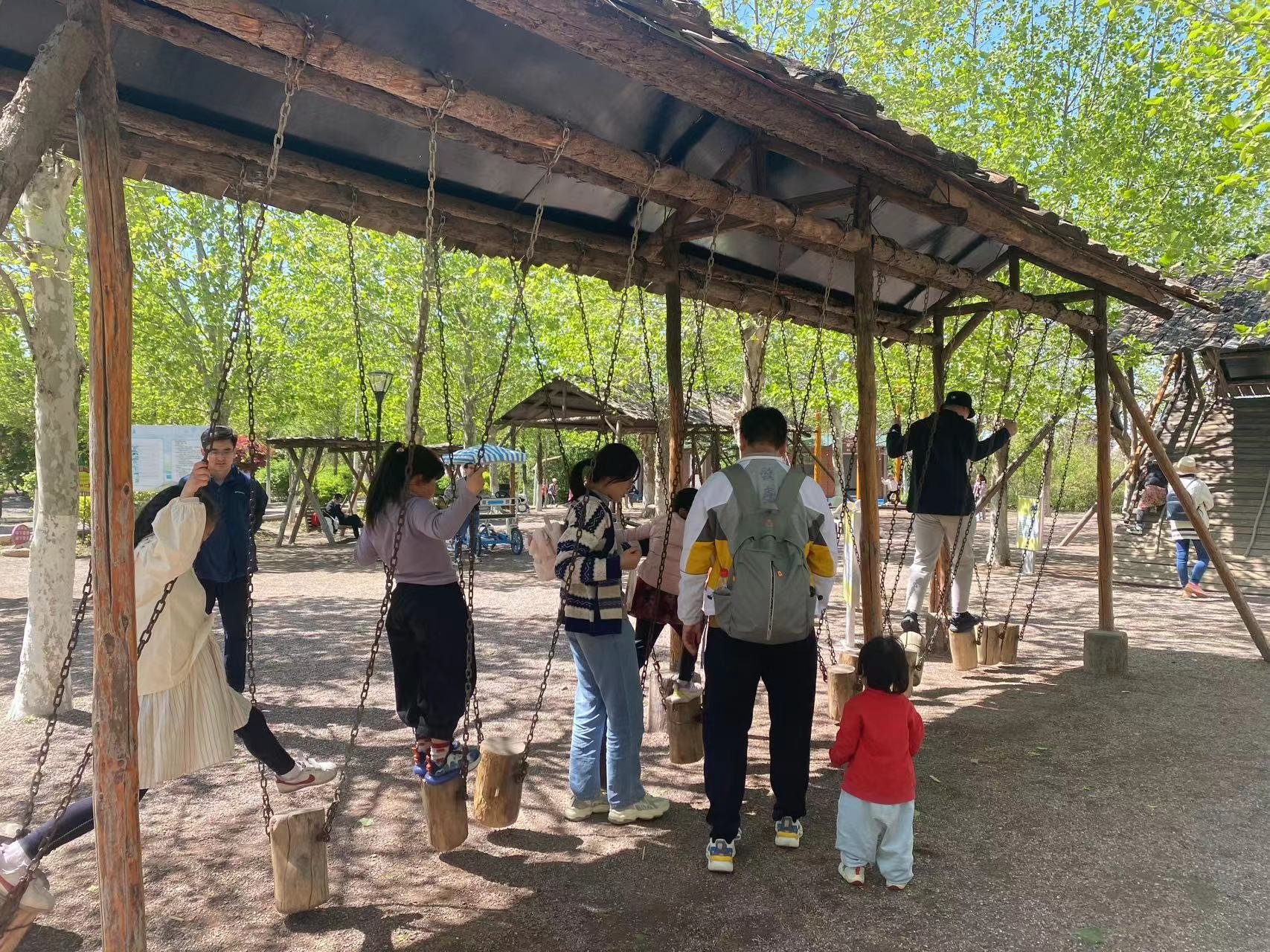 五一假期城阳翠林云庄乡村乐园文明引导，游客秩序井然