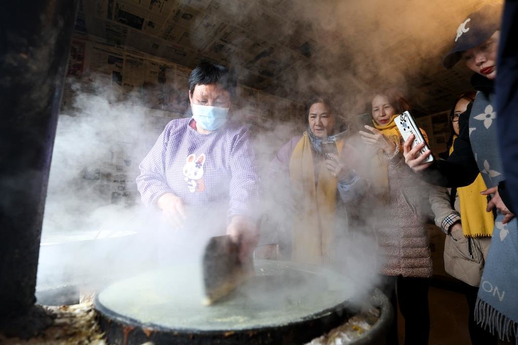 游客参观煎饼制作过程（2023年4月6日摄）。新华社记者许畅 摄