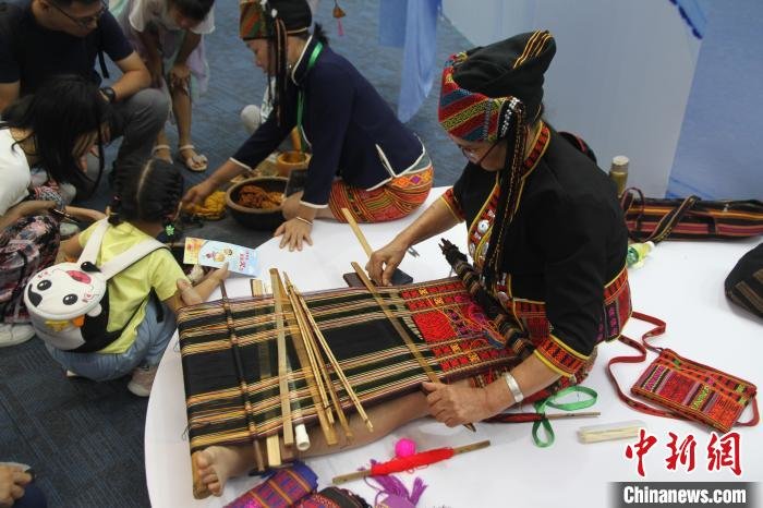 海口“五一”逛展热市民游客感受椰城文化气息