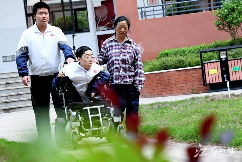 碰上天气好，朱金祥就会利用休息时间，和钟华强母亲将钟华强推出来赏赏花，晒晒太阳，呼吸一下外面的新鲜空气。