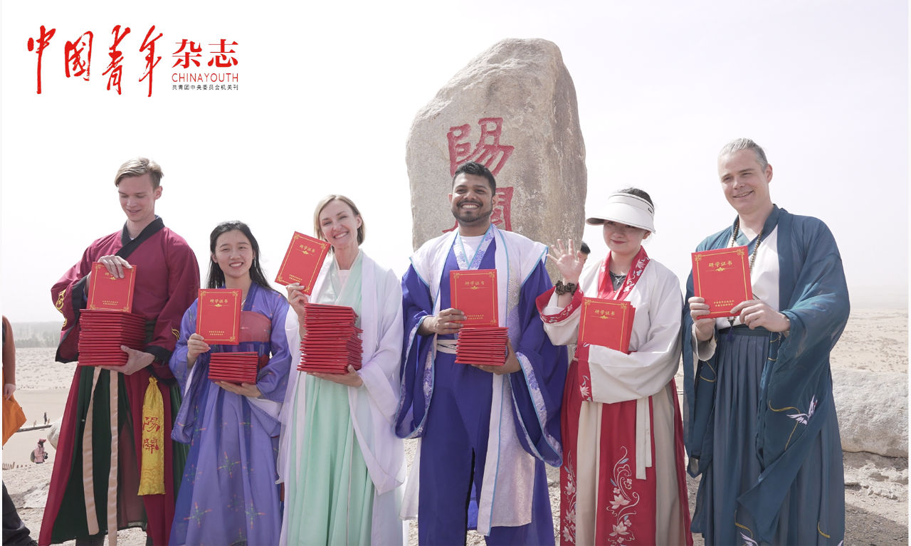 学员代表领取研学证书