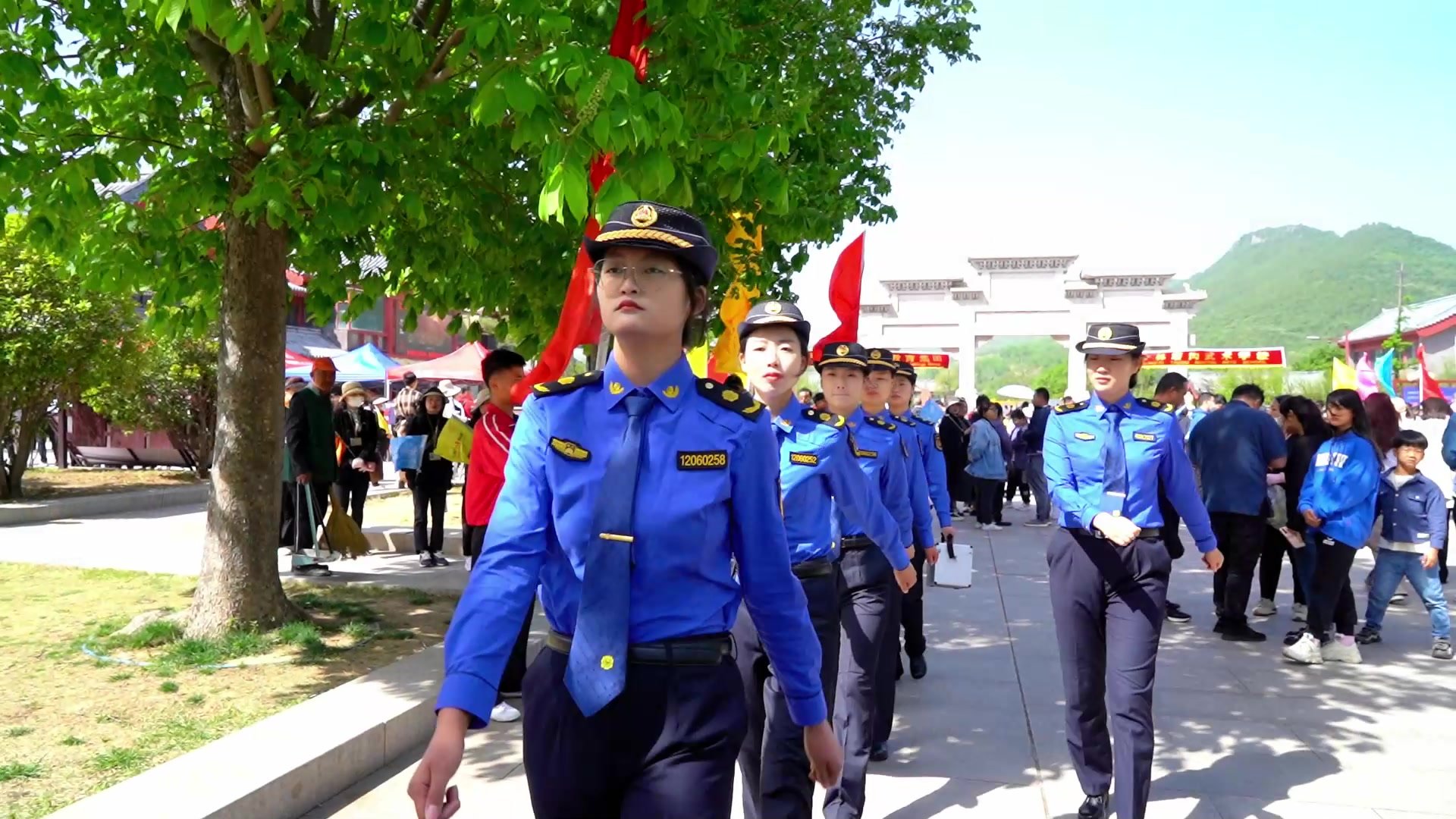 好客登封 城管同行丨登封市城管局女子巡逻队亮相嵩山名胜风景区
