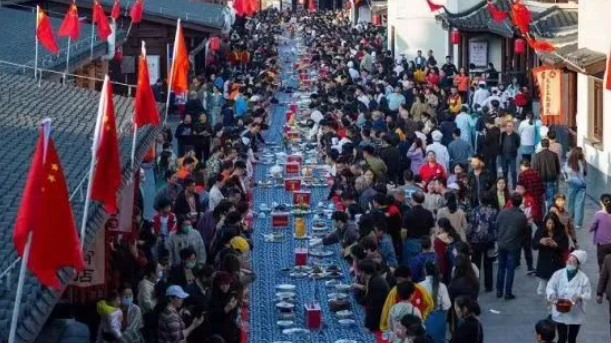 “五一”期间，南昌新建区举办了首届新建赣菜美食文化节，参与商户160余家，累计销售额880余万元。