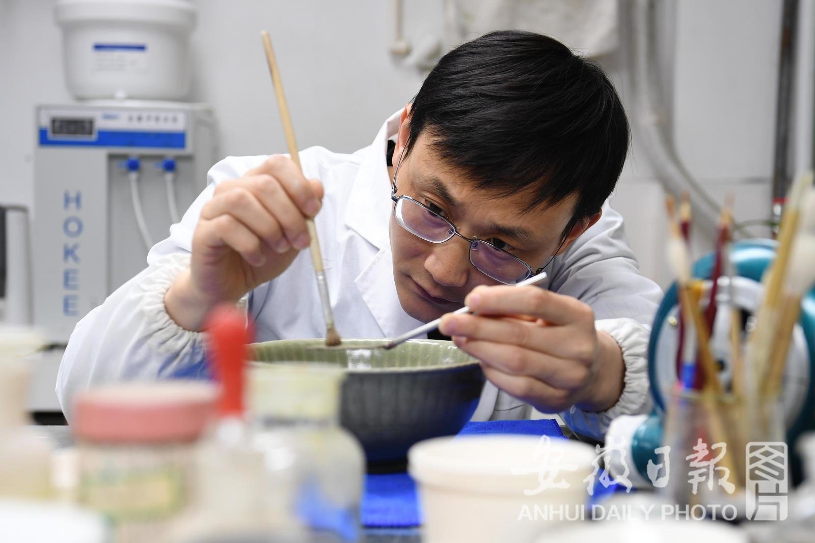 4月25日，在省博物院文物科技保护中心陶瓷修复室，38岁的刘祥生修复元代龙泉窑青釉菊瓣纹大碗。