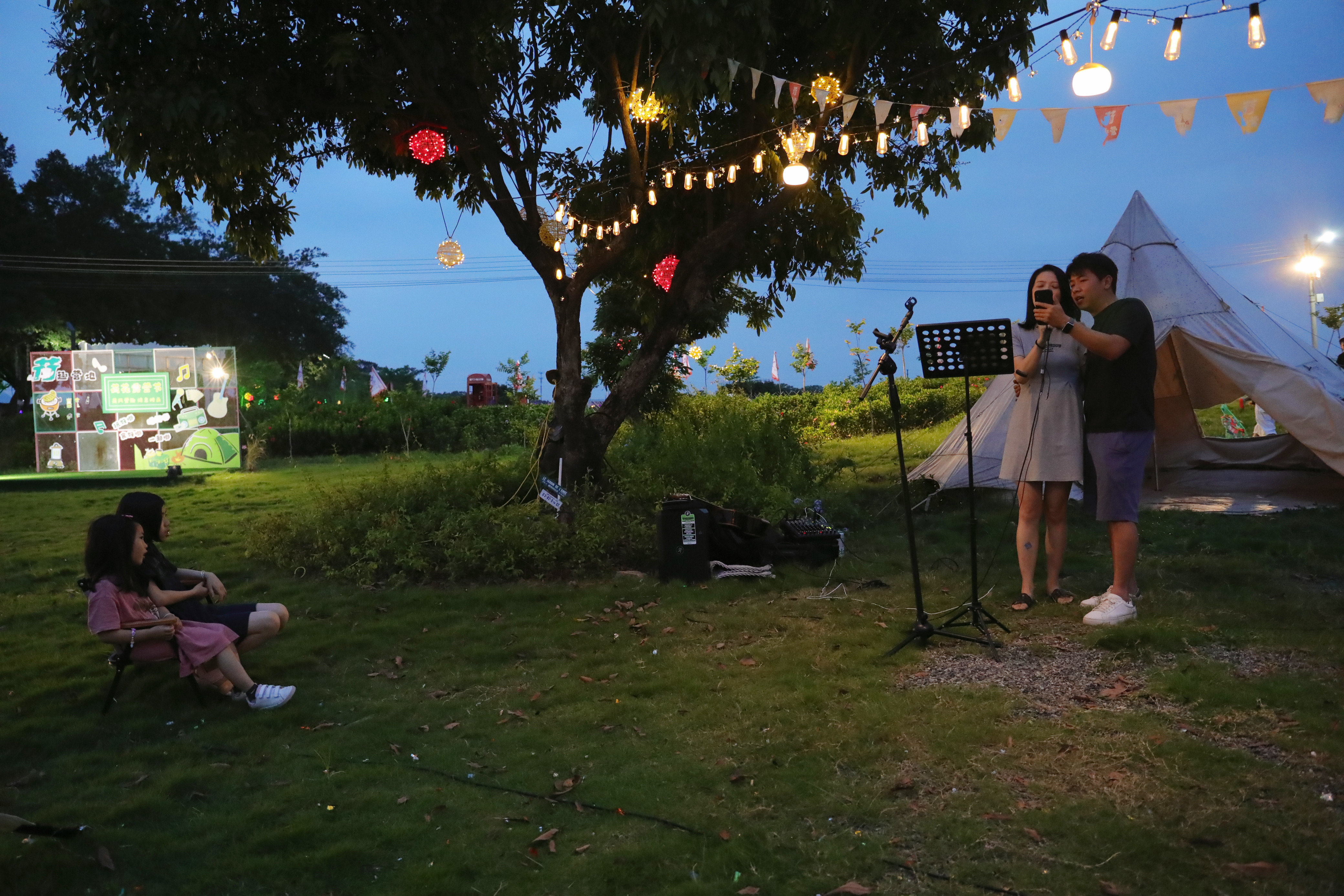 潮玩好去处|迎着“荷风” 在桥头的千亩花田中体验诗意露营