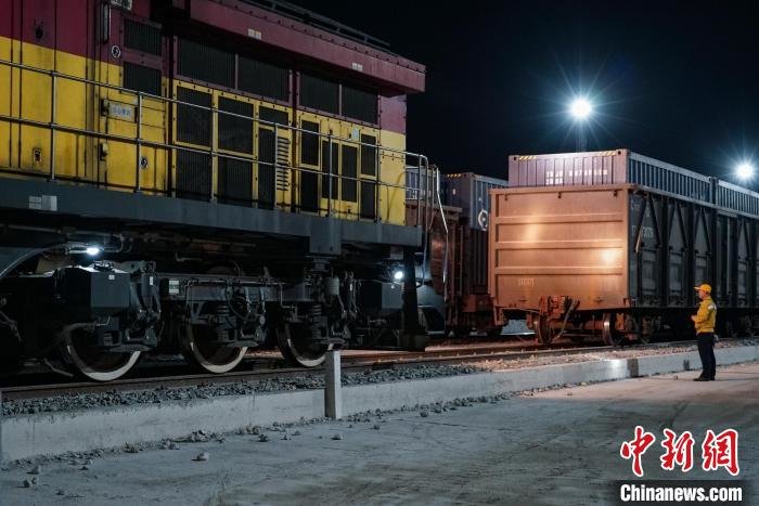 调车长王耿文正在进行连结作业。 韦刚 摄