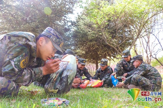 官兵绘画“文化石”抒发个人情怀 中国青年网通讯员 张倚铭 摄