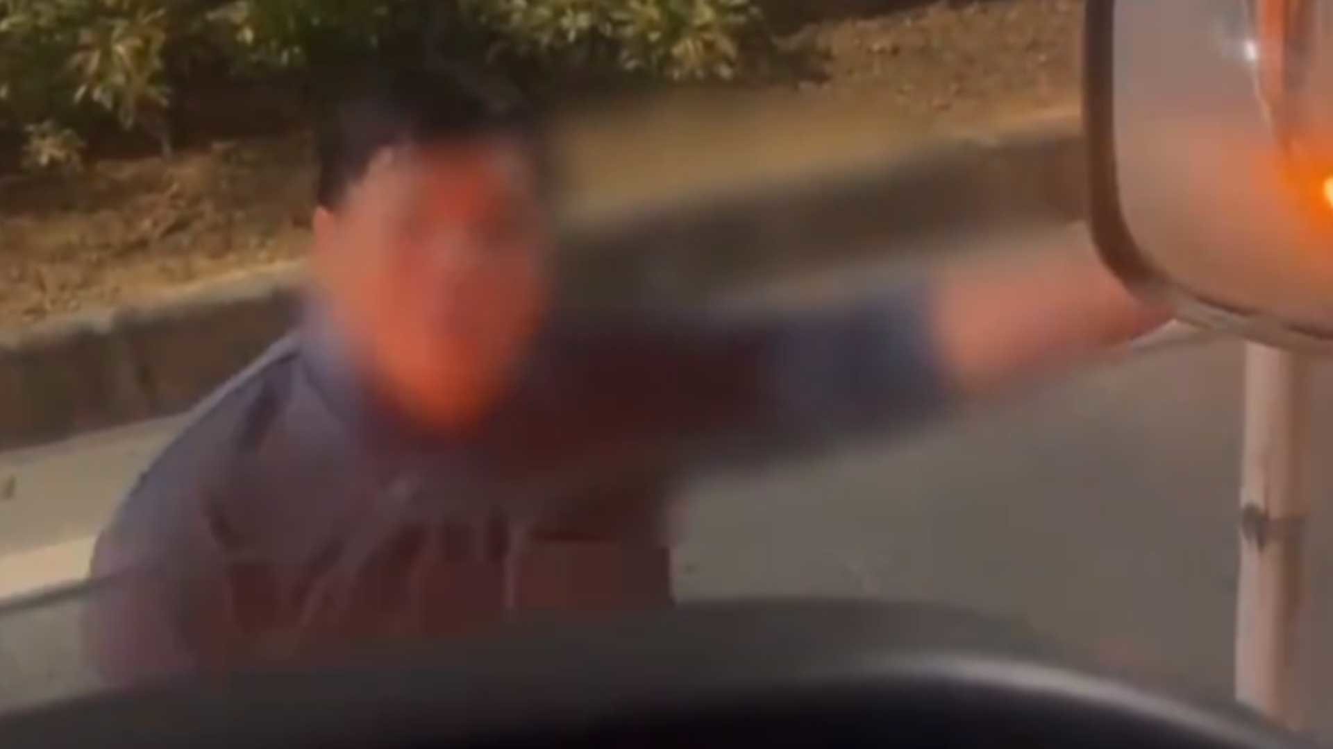 男子深夜持棍拦车寻找肇事车，称母亲被撞身亡，“监控查不到，我不是勒索”，警方：一定会核查