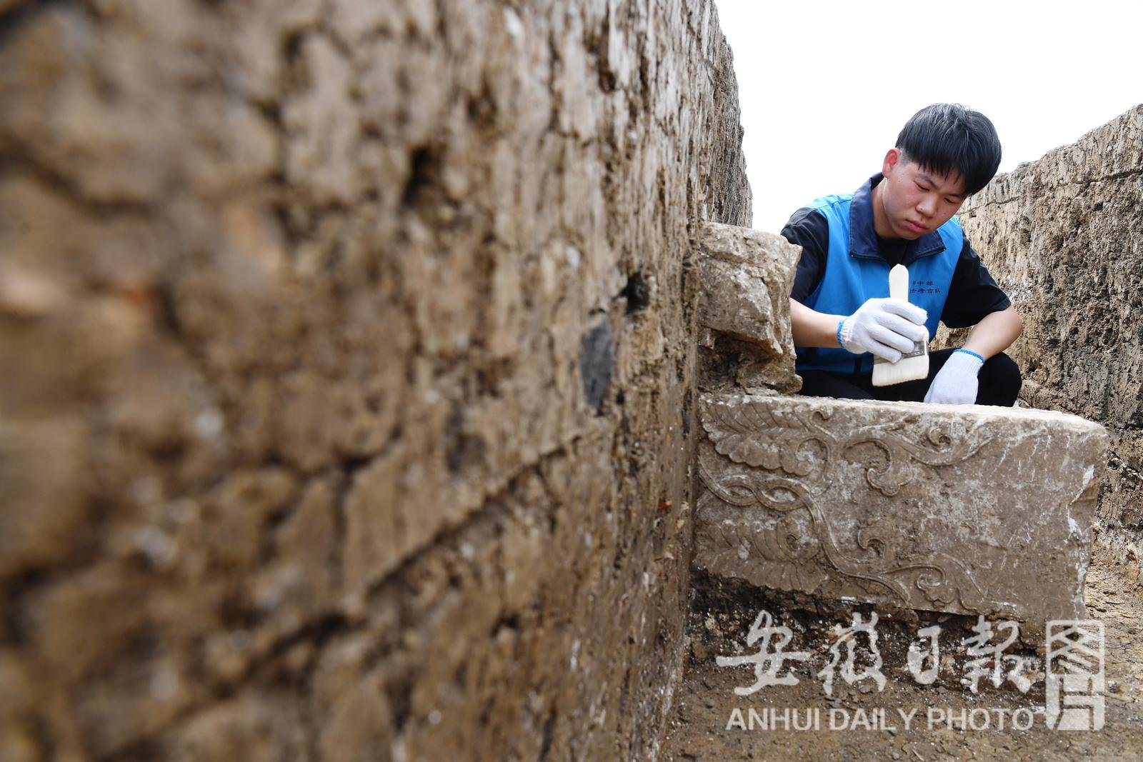 4月27日，在凤阳县的明中都遗址，21岁的陈怀南清理文物。