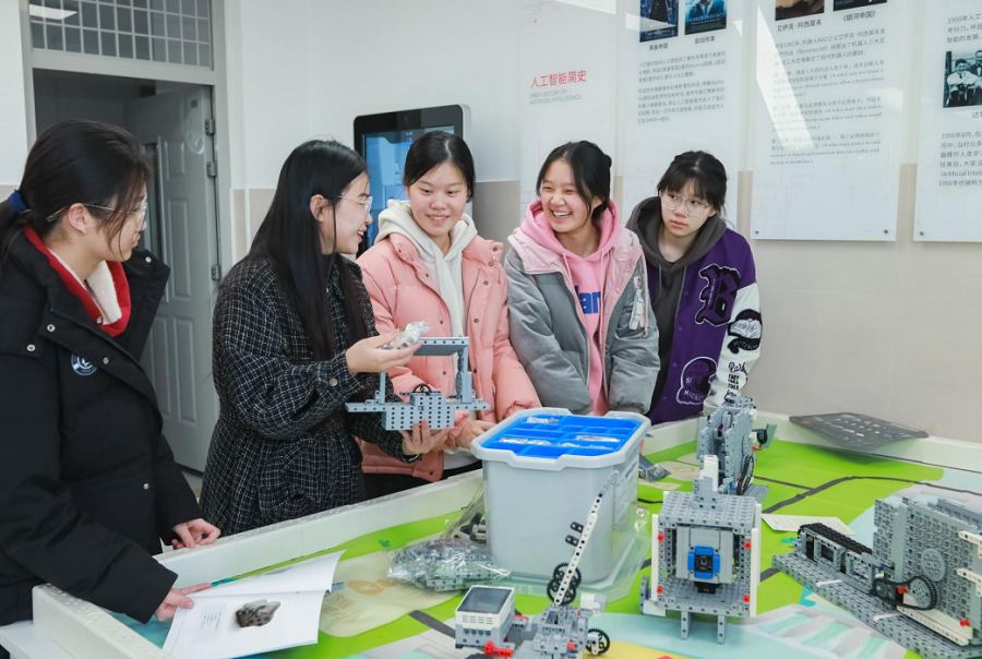 郑州市第五十六高级中学:三尺讲台天地宽,一寸丹心育桃李