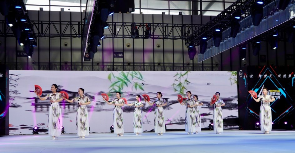 “苏派旗袍”亮相中国传统服饰盛会 国风大典超级宝贝融合南京车博会