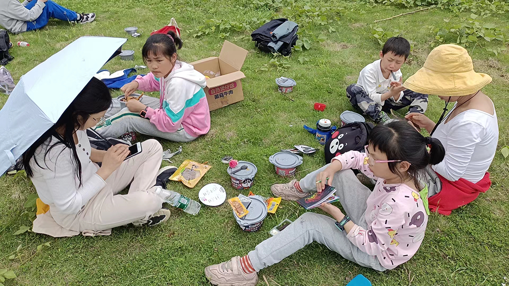 在水库边野餐。受访者供图