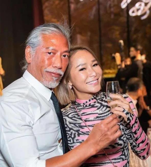 张耀扬（左）与周焯华夫人陈慧玲（右）合影