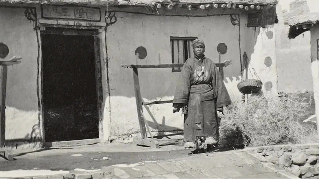 透过莫理循镜头下的黑白影像，感受河西走廊上的沉寂和蕴藏的希望