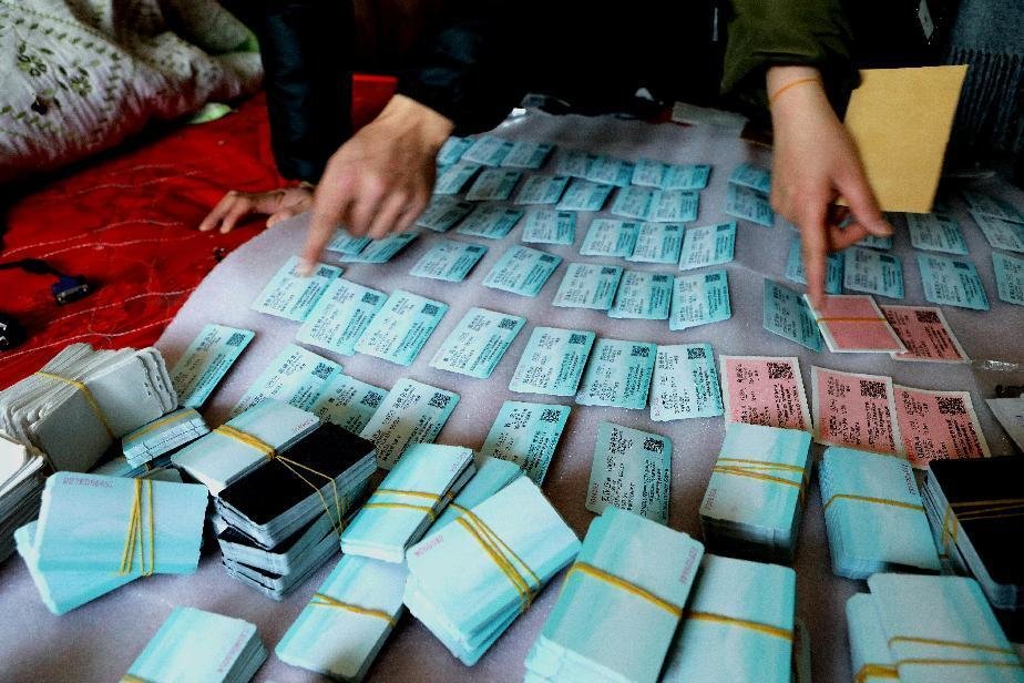 依法打击违法犯罪行为，图为办案民警正在清点查获的火车票。周延民 摄
