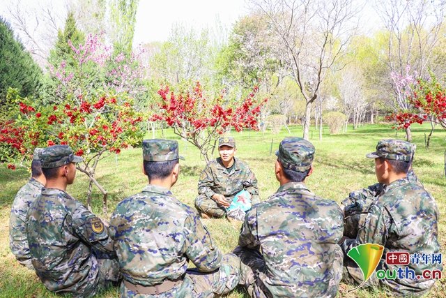 理论教员为官兵讲解“文化石”绘画背后的红色故事 中国青年网通讯员 张倚铭 摄