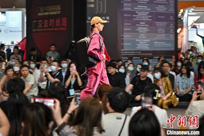 模特在广交会上展示特色服装。　陈骥旻 摄