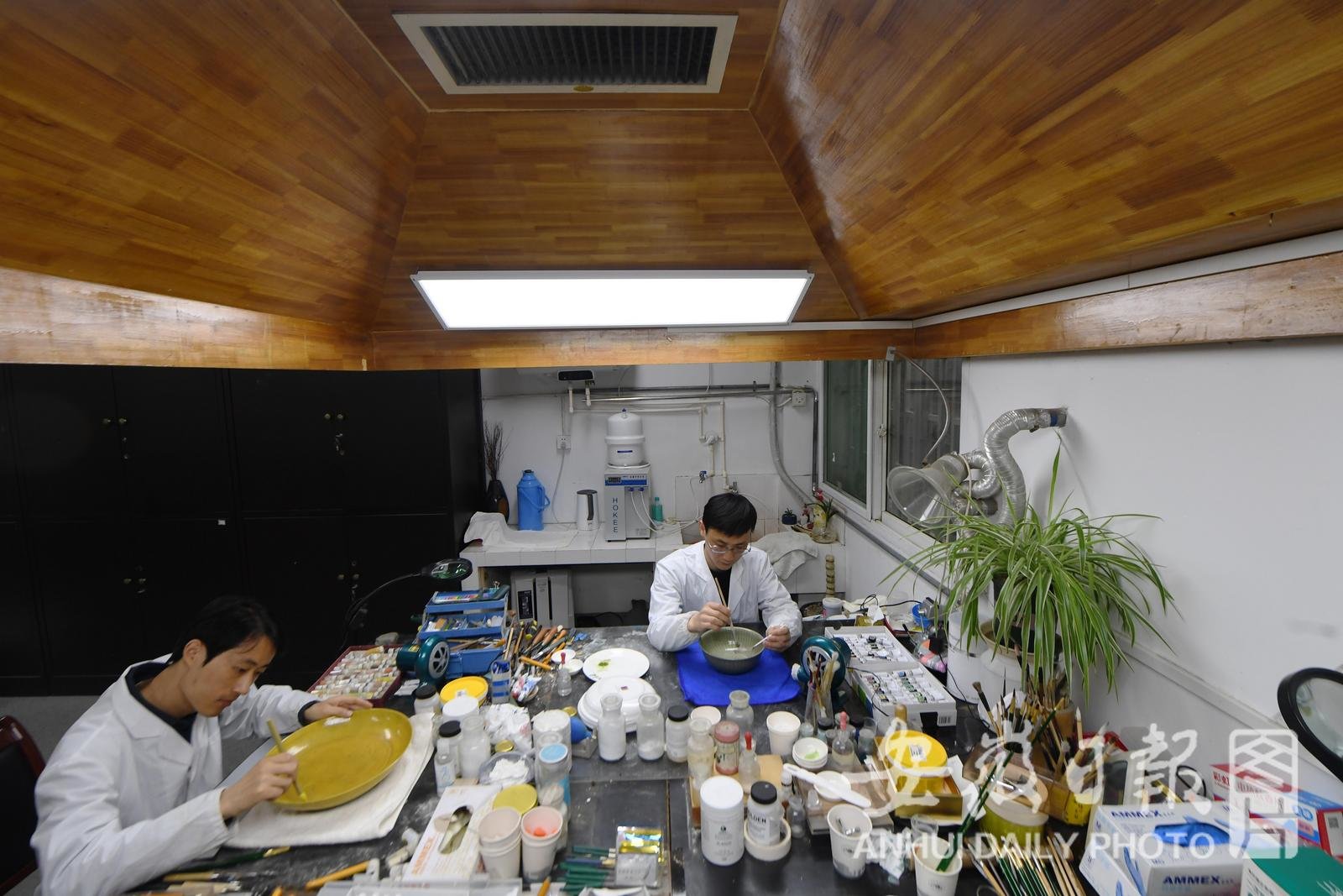 4月25日，在省博物院文物科技保护中心陶瓷修复室，39岁的朱善银（左）与38岁的刘祥生修复陶瓷。