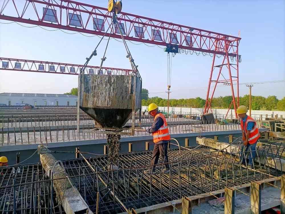 预制箱梁浇筑。
